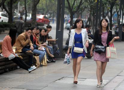 警方辟谣女子抢民警腰间配枪